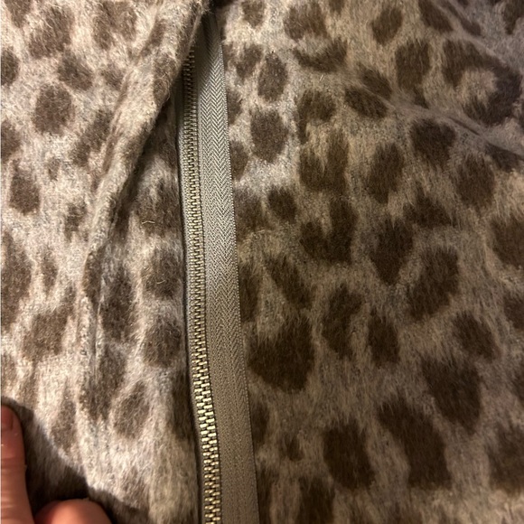 Old Navy leopard print jacket size gray/brown size Medium - Picture 7 of 8